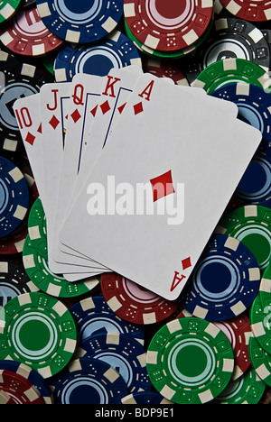 10, Jack, Königin, König, Ass Karo sitzt auf einem Stapel von Pokerchips. Stockfoto