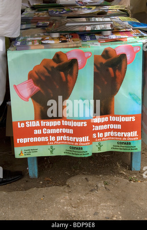 Förderung der Verwendung von Kondomen bei AIDS Awareness Poster stehen am Karneval in Bonapriso Bezirk Douala Kamerun Westafrika Stockfoto