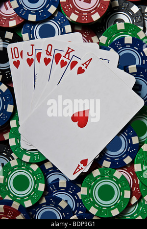 10, Jack, Königin, König, Herzass sitzt auf einem Stapel von Pokerchips. Stockfoto