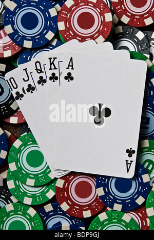 10, Jack, Königin, König, Kreuz as sitzt auf einem Stapel von Pokerchips. Stockfoto