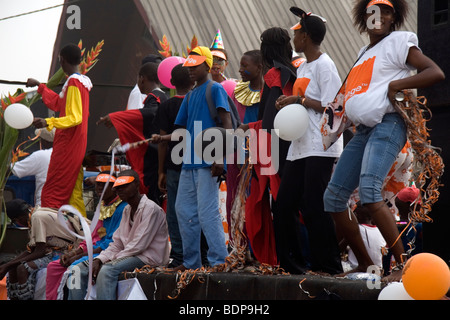 Karneval Parade Bonapriso Bezirk Douala Kamerun Westafrika Jugendgruppe auf float Stockfoto