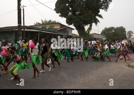 Gruppe von jungen Frauen Mädchen und jungen Mädchen tragen grün im Karneval Parade Bonapriso Bezirk Douala Kamerun Westafrika Stockfoto