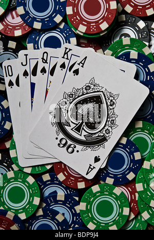 10, Bube, Königin, König, sitzt auf einem Stapel Pokerchips Pik-As. Stockfoto