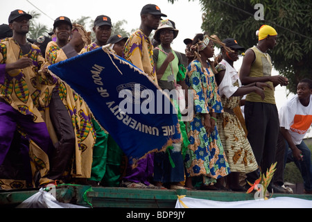 Karneval Parade Bonapriso Bezirk Douala Kamerun Westafrika Universität von Douala Schwimmer Stockfoto