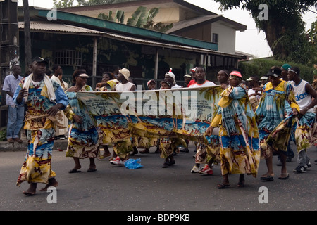 Karneval Parade Bonapriso Bezirk Douala Kamerun Westafrika Gruppe aus Batanga in der Nähe von Kribi in Süden der Provinz Stockfoto