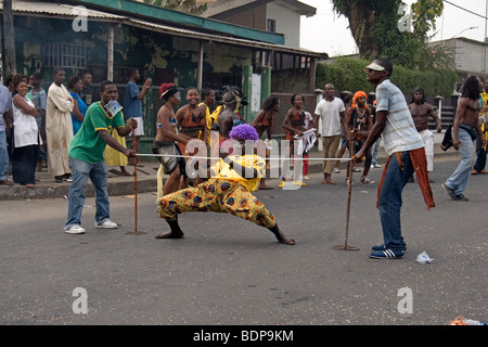 Mann verkleidet dabei Limbo Tanz im Karneval Parade Bonapriso Bezirk Douala Kamerun Westafrika Stockfoto