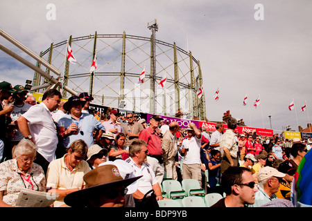 Publikum beobachten Cricket-Spiel vor einem Gasspeicher, London, UK das Oval Stockfoto