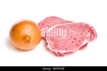 Zwei Stücke von Fleisch und Zwiebel Zwiebel isoliert auf weiss Stockfoto