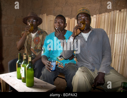 Männer trinken selbstgemachten Palmwein in Palm Wein Taverne Bamessing Dorf Bamenda Highlands Kamerun Stockfoto