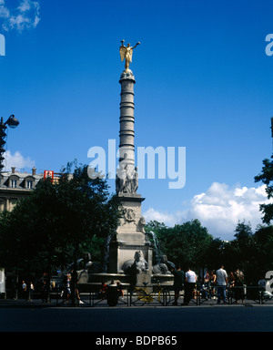 Paris Frankreich Place du Chatalet Fontaine De Palmier feiert Französisch Victoriesin Battle Column mit einer vergoldeten Figur der Göttin Sieg und die Fi Stockfoto