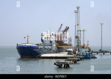 Docks in Banjul Gambia Westafrika mit Bulk Cargo Schiff entladen Stockfoto