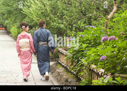 Junges Paar in Kimono zu Fuß Stockfoto