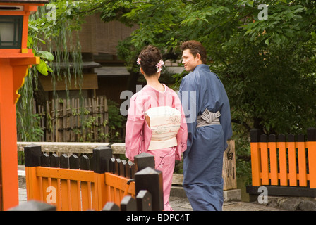 Junges Paar in Kimono zu Fuß Stockfoto
