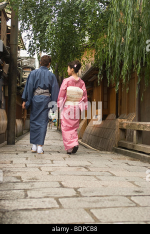 Junges Paar in Kimono zu Fuß Stockfoto