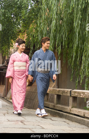 Junges Paar in Kimono zu Fuß Stockfoto