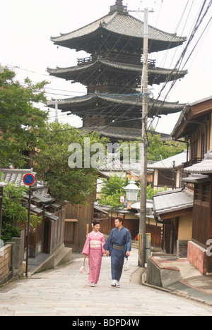 Junges Paar in Kimono Hügel hinauf Stockfoto