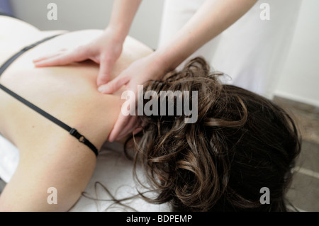 Trigger Point Behandlung über rechts rautenförmigen Muskel. Physikalische Therapie (Physiotherapie). Stockfoto