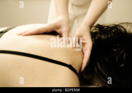 Dorsalen Physiotherapeut Behandlung. Physikalische Therapie (Physiotherapie). Stockfoto