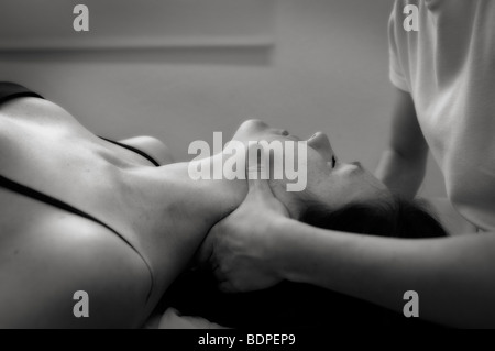 Osteopathische Manipulation einer zervikalen ers. Osteopathische Medizin. Stockfoto