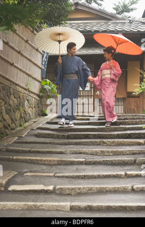 Junges Paar im Kimono, die Treppen hinunter Stockfoto