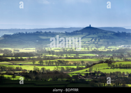 Blick vom Ebbr Schlucht mit Blick auf den Somerset Levels zu Glastonbury Tor Stockfoto