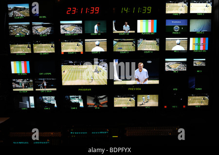 Mehrere Bildschirme zeigen die Tennis in der Channel 9 Production Suite während der 2009 Wimbledon Tennis Championships Stockfoto