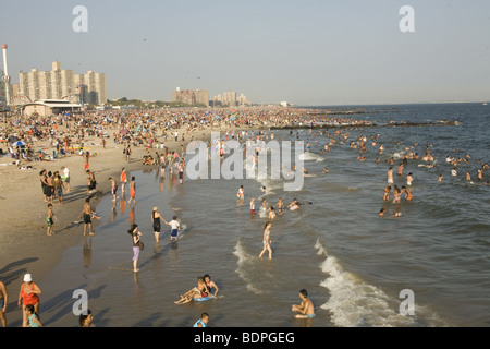 Warmen Sommertag am Strand von Coney Island, Brooklyn, New York Stockfoto