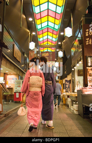 Junges Paar in Kimono walking Markt Stockfoto