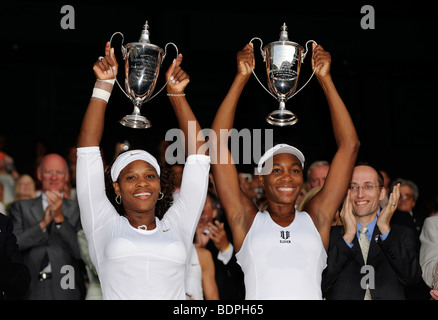 Serena und Venus Williams Schwester feiern die Frauen-Doppel-Titel bei der 2009 Wimbledon Tennis Championships zu gewinnen Stockfoto