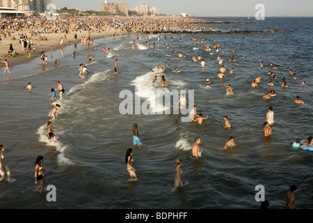 Warmen Sommertag am Strand von Coney Island, Brooklyn, New York Stockfoto