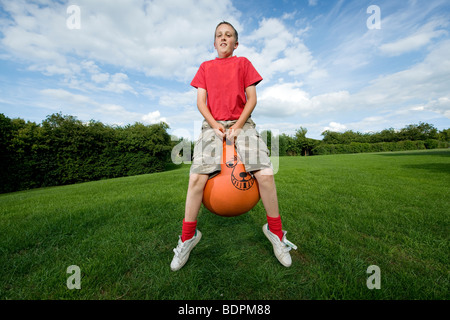 Teenager, hüpfen auf einem Raum Trichter im Sommer in England Stockfoto