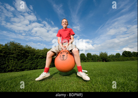 Teenager, hüpfen auf einem Raum Trichter im Sommer in England Stockfoto