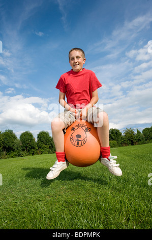 Teenager, hüpfen auf einem Raum Trichter im Sommer in England Stockfoto