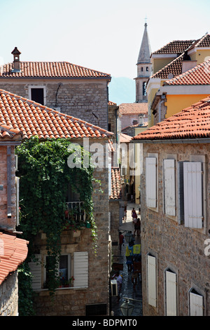 Gasse in der alten Stadt von Budva, Montenegro. Stockfoto