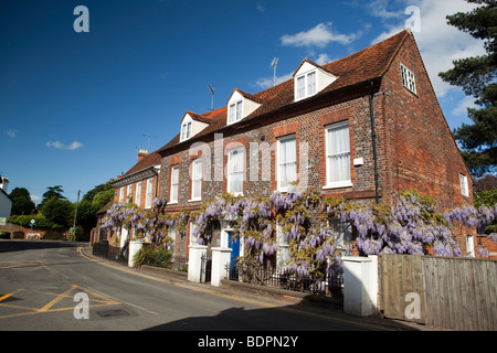 England, Berkshire, Cookham, Sutton Road, Glyzinien Ferienhaus Wisteria hing vor John Lewis Partnership Gebäude Stockfoto