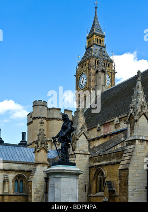 Die Statue von Oliver Cromwell außerhalb der Houses of Parliament mit Big Ben im Hintergrund.  Foto von Gordon Scammell Stockfoto