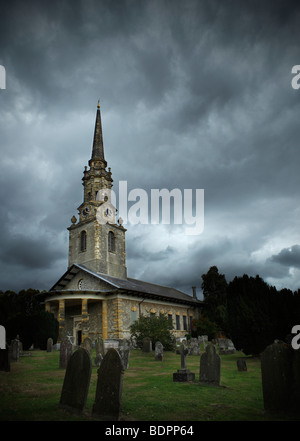 St.-Lorenz-Kirche, Mereworth, Kent, England, UK. Unter stürmischen Himmel. Stockfoto