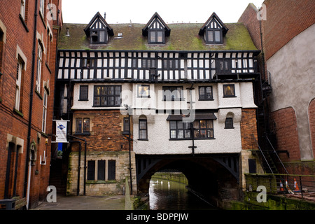 Der Fluss Witham als es durchläuft "The Glory Hole" oder "Hohe Brücke" in Lincoln City Centre. Stockfoto