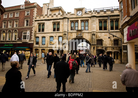 Das geschäftige Einkaufsviertel Bailgate in Lincoln, England, bietet eine Mischung aus mittelalterlicher und georgianischer Architektur. Stockfoto
