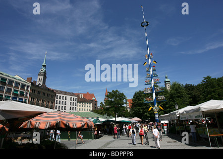 Der Maibaum am Viktualienmarkt in München Stockfoto