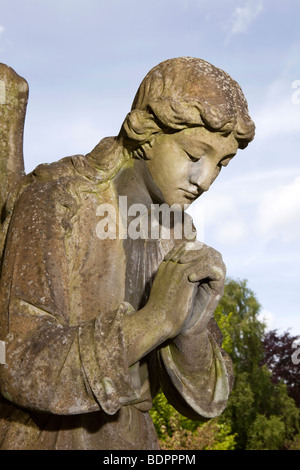 England, Berkshire, Cookham, heilige Dreiheit Pfarrkirche Friedhof Engel Denkmal lokalen Maler Sir Stanley Spencer Stockfoto