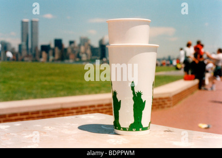 Freiheitsstatue Liberty Tassen mit der Skyline von Manhattan und Touristen Stockfoto