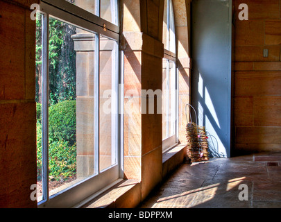 Sonnenlicht durch zwei große Wintergarten Fenster Stockfoto