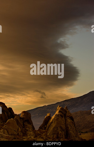 Eine Gewitterwolke schwebt über die ungewöhnlichen Felsformationen bei Sonnenaufgang in den Alabama Hills, Lone Pine, Kalifornien, USA Stockfoto