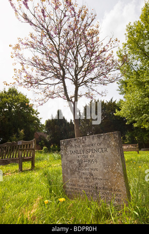 England, Berkshire, Cookham, heilige Dreiheit Pfarrkirche Friedhof Grab des berühmten lokalen Künstlers Sir Stanley Spencer Stockfoto