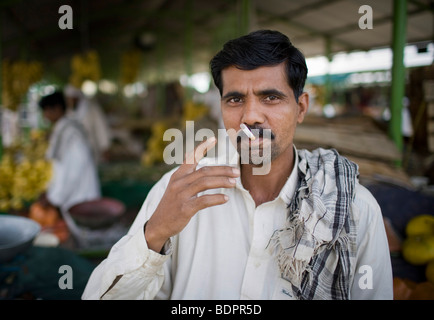 Räuchermann Itwar Bazar in Islamabad, Stockfoto