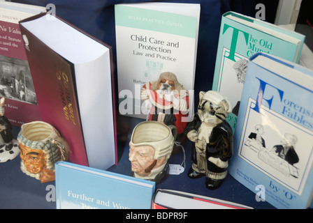 Gesetzbücher und China Ornamente in juristischen Buchhandlung in Fleet Street, London, England, UK Stockfoto