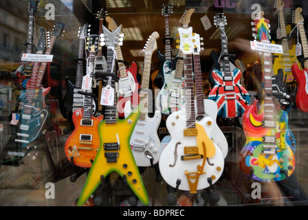 Bunte Miniatur-Repliken von e-Gitarren in einem Souvenir Shop Fenster, London, England, UK Stockfoto