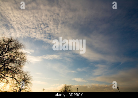 Ein Winter-Abend sky kurz vor Einbruch der Dunkelheit in England. Stockfoto