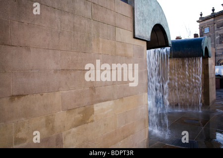 Die Ikonischen Derby Wasserfall und Guildhall Gebäude auf dem Marktplatz, Derby. Stockfoto